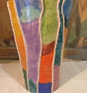 vaso fatto al tornio , dipinto in vari colori