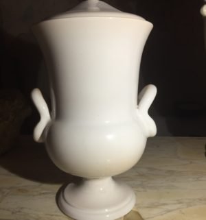 vaso con coperchio fatto al tornio