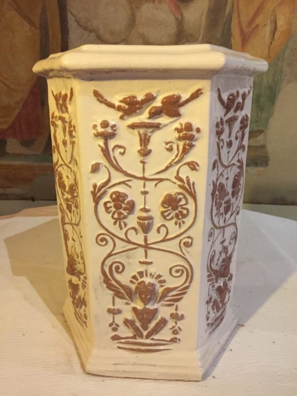 portaombrelli in maiolica ottagonale con decorazione a rilievo rinascimentale